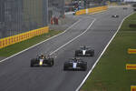 Foto zur News: Alexander Albon (Williams), Sergio Perez (Red Bull) und George Russell (Mercedes)