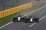 Foto zur News: George Russell (Mercedes) und Sergio Perez (Red Bull)