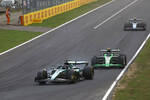 Foto zur News: Guanyu Zhou (Sauber), Fernando Alonso (Aston Martin) und Esteban Ocon (Alpine)