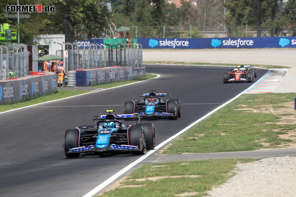 Foto zur News: Pierre Gasly (Alpine) und Esteban Ocon (Alpine)