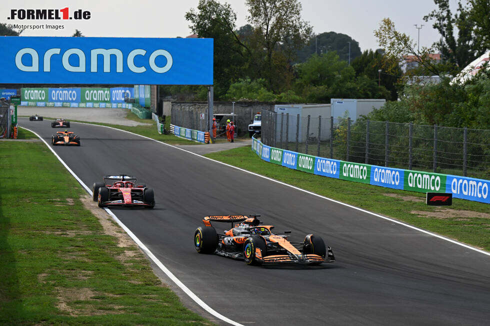 Foto zur News: Oscar Piastri (McLaren), Charles Leclerc (Ferrari) und Lando Norris (McLaren)