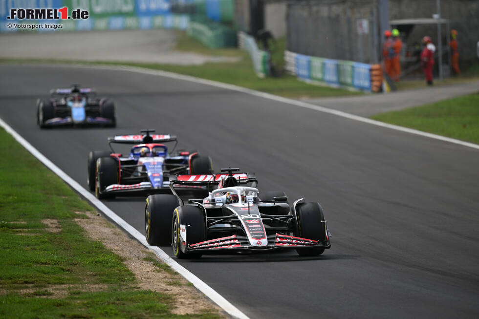 Foto zur News: Kevin Magnussen (Haas), Daniel Ricciardo (Racing Bulls) und Esteban Ocon (Alpine)