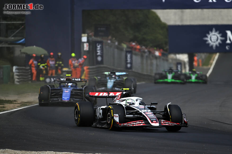 Foto zur News: Nico Hülkenberg (Haas) und Franco Colapinto (Williams)