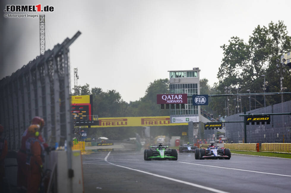 Foto zur News: Valtteri Bottas (Sauber) und Daniel Ricciardo (Racing Bulls)