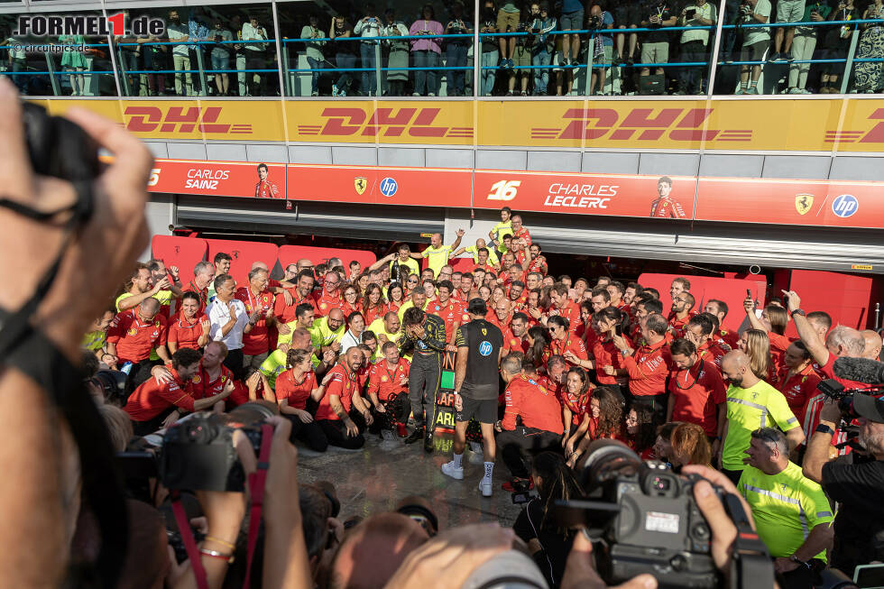 Foto zur News: Charles Leclerc (Ferrari) und Carlos Sainz (Ferrari)