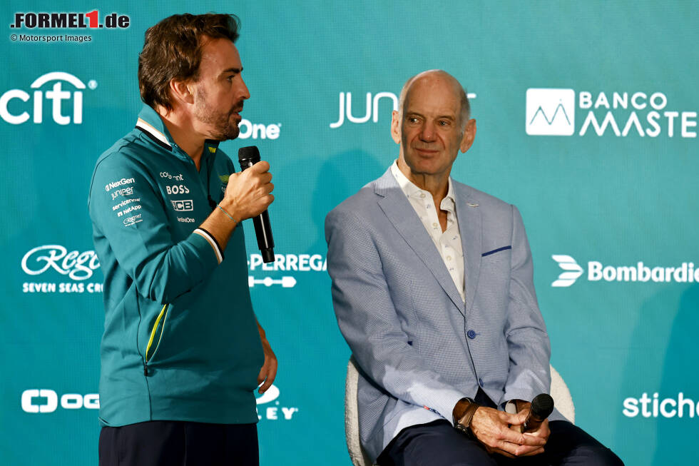 Foto zur News: Fernando Alonso (Aston Martin) und Adrian Newey