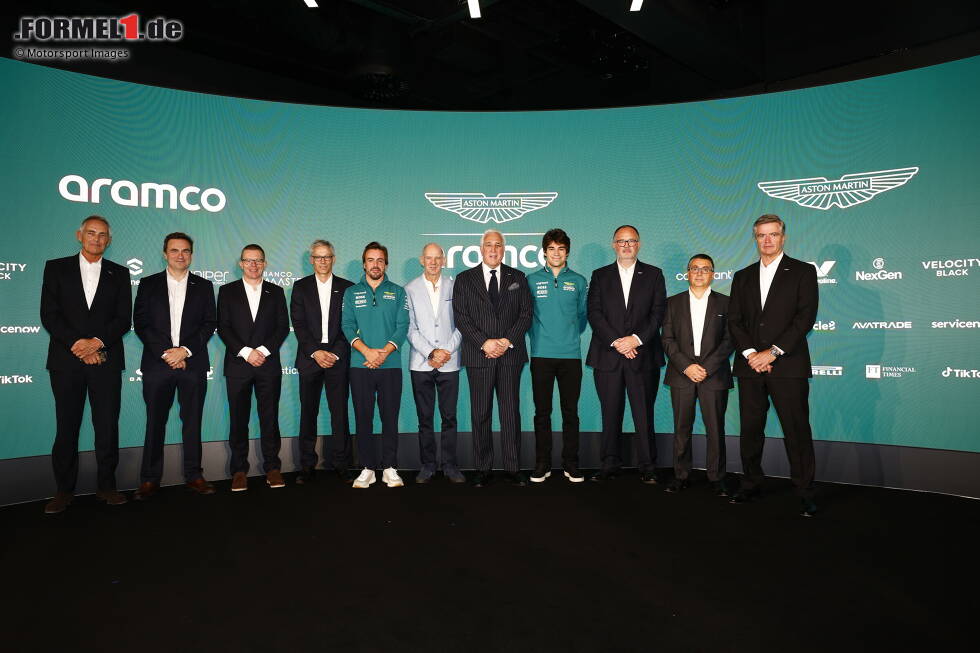 Foto zur News: Fernando Alonso (Aston Martin), Adrian Newey, Lawrence Stroll und Lance Stroll (Aston Martin) und die leitenden Angestellten