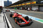 Foto zur News: Charles Leclerc (Ferrari) und Carlos Sainz (Ferrari)