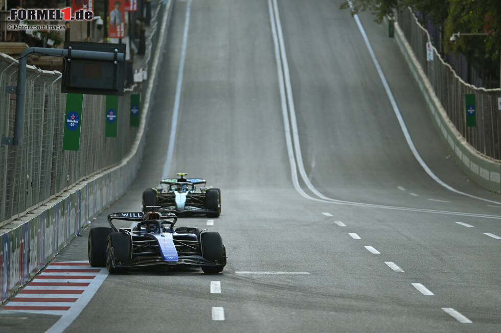 Foto zur News: Alexander Albon (Williams) und Fernando Alonso (Aston Martin)