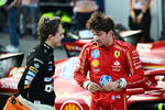 Foto zur News: Oscar Piastri (McLaren) und Charles Leclerc (Ferrari)