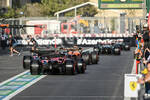 Foto zur News: Oscar Piastri (McLaren), Charles Leclerc (Ferrari) und Carlos Sainz (Ferrari)