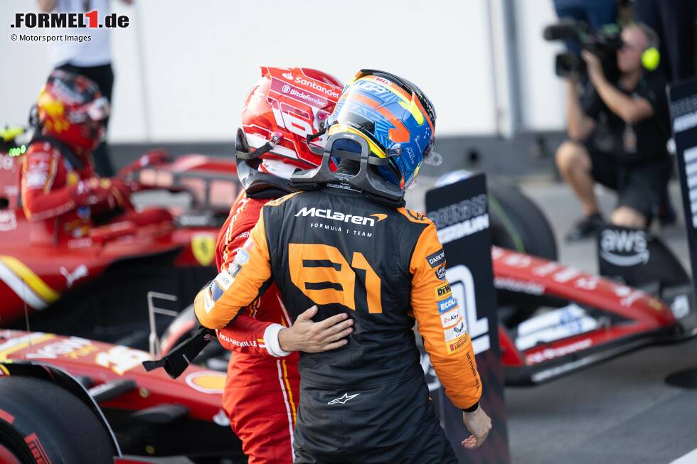 Foto zur News: Oscar Piastri (McLaren) und Charles Leclerc (Ferrari)