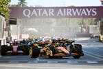 Foto zur News: Oscar Piastri (McLaren), Carlos Sainz (Ferrari) und Sergio Perez (Red Bull)