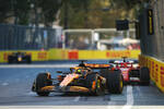 Foto zur News: Oscar Piastri (McLaren) und Charles Leclerc (Ferrari)