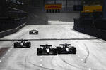 Foto zur News: Sergio Perez (Red Bull) und Charles Leclerc (Ferrari)