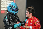 Foto zur News: George Russell (Mercedes) und Charles Leclerc (Ferrari)