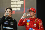 Foto zur News: Oscar Piastri (McLaren) und Charles Leclerc (Ferrari)