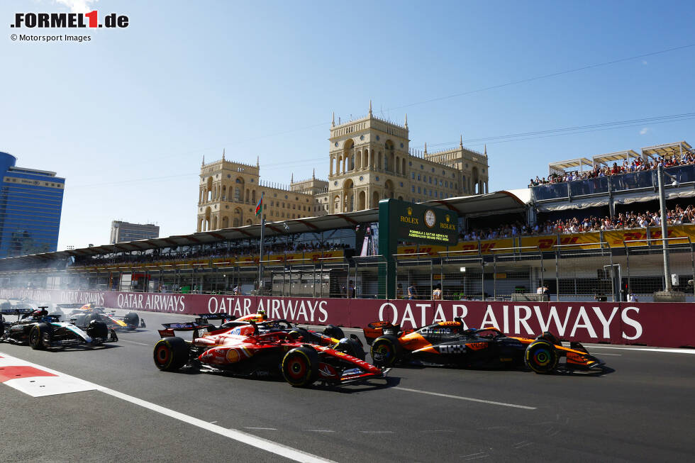 Foto zur News: Oscar Piastri (McLaren), Charles Leclerc (Ferrari) und Sergio Perez (Red Bull)