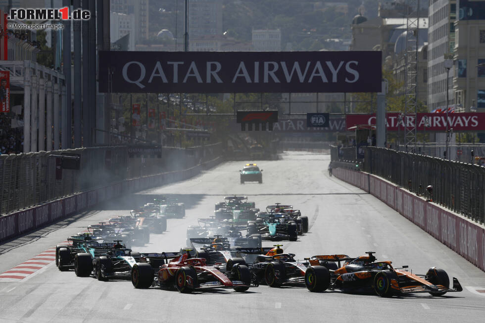 Foto zur News: Oscar Piastri (McLaren), Sergio Perez (Red Bull), Carlos Sainz (Ferrari) und Max Verstappen (Red Bull)