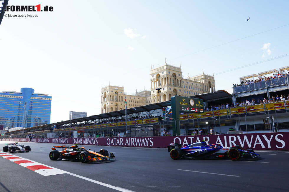 Foto zur News: Yuki Tsunoda (Racing Bulls), Lando Norris (McLaren) und Nico Hülkenberg (Haas)