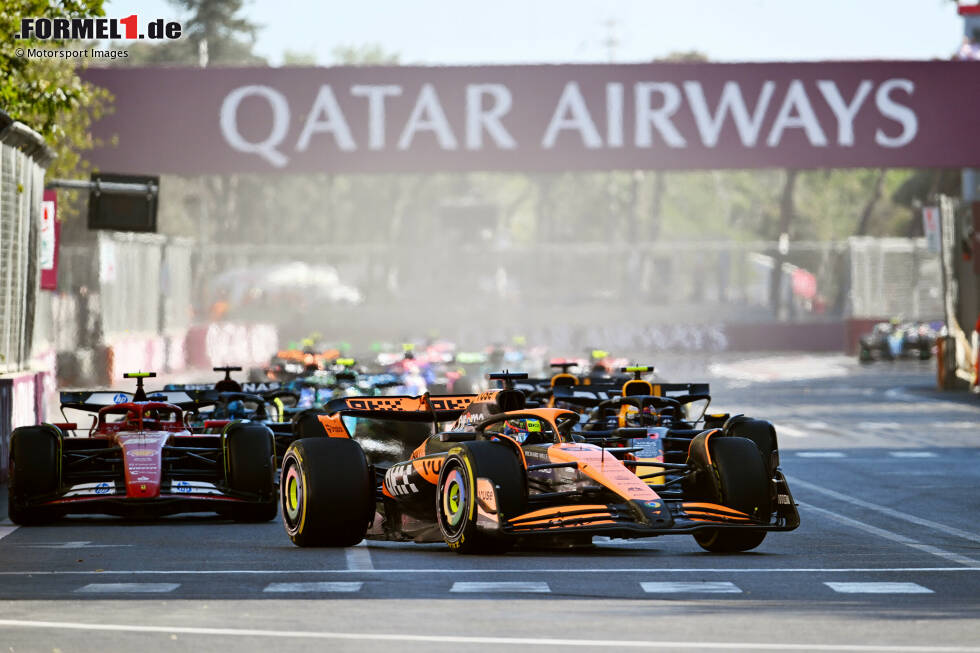 Foto zur News: Oscar Piastri (McLaren), Carlos Sainz (Ferrari) und Sergio Perez (Red Bull)