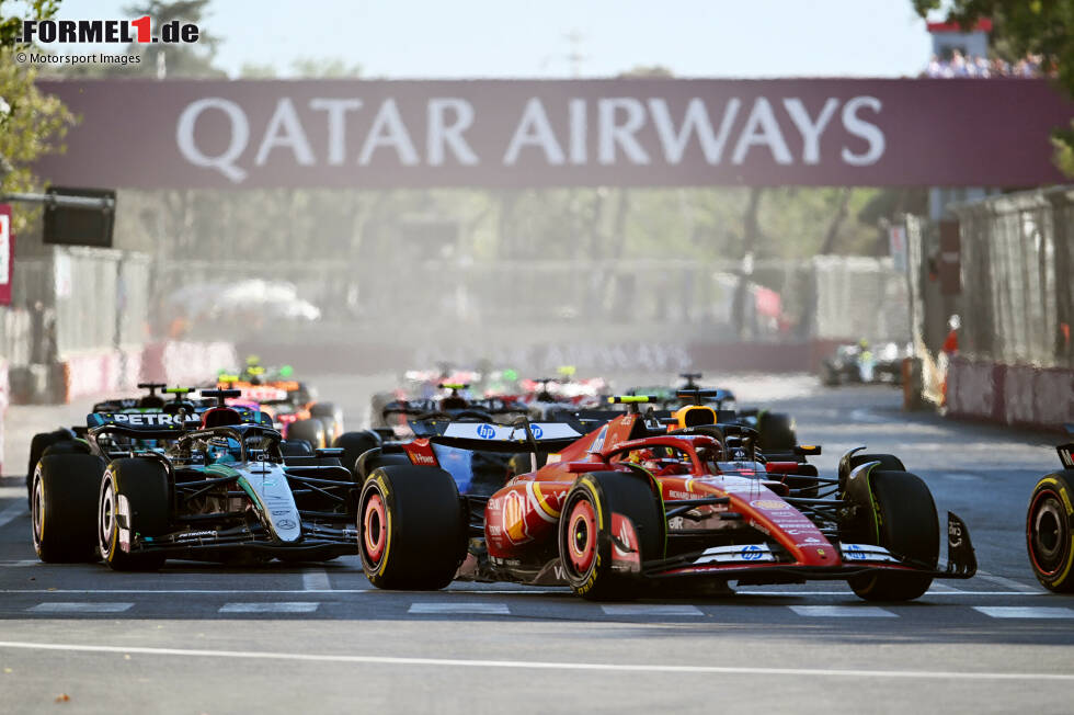 Foto zur News: Carlos Sainz (Ferrari), Max Verstappen (Red Bull) und George Russell (Mercedes)