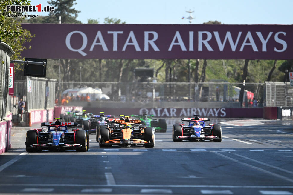 Foto zur News: Yuki Tsunoda (Racing Bulls), Lando Norris (McLaren) und Daniel Ricciardo (Racing Bulls)