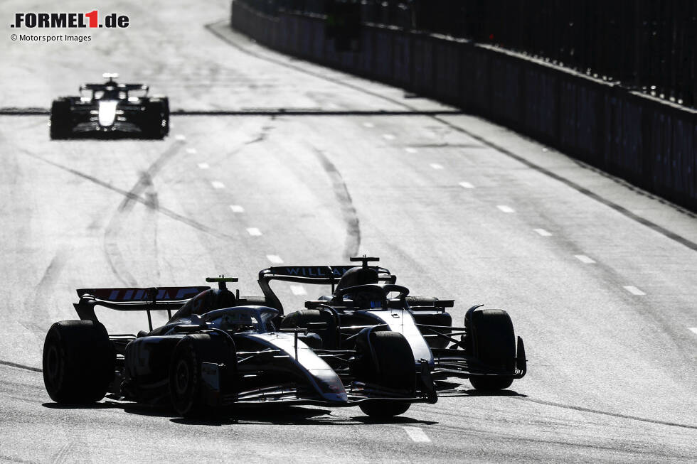 Foto zur News: Alexander Albon (Williams) und Nico Hülkenberg (Haas)