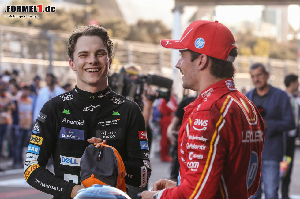 Foto zur News: Oscar Piastri (McLaren) und Charles Leclerc (Ferrari)