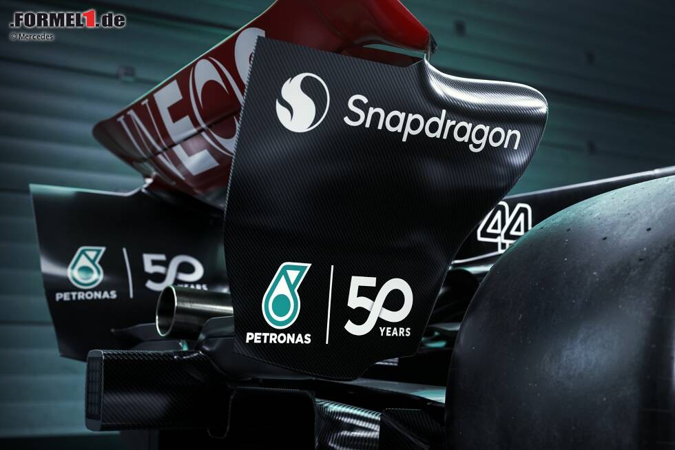 Foto zur News: Mercedes W15 mit Petronas-Sonderdesign für Singapur 2024