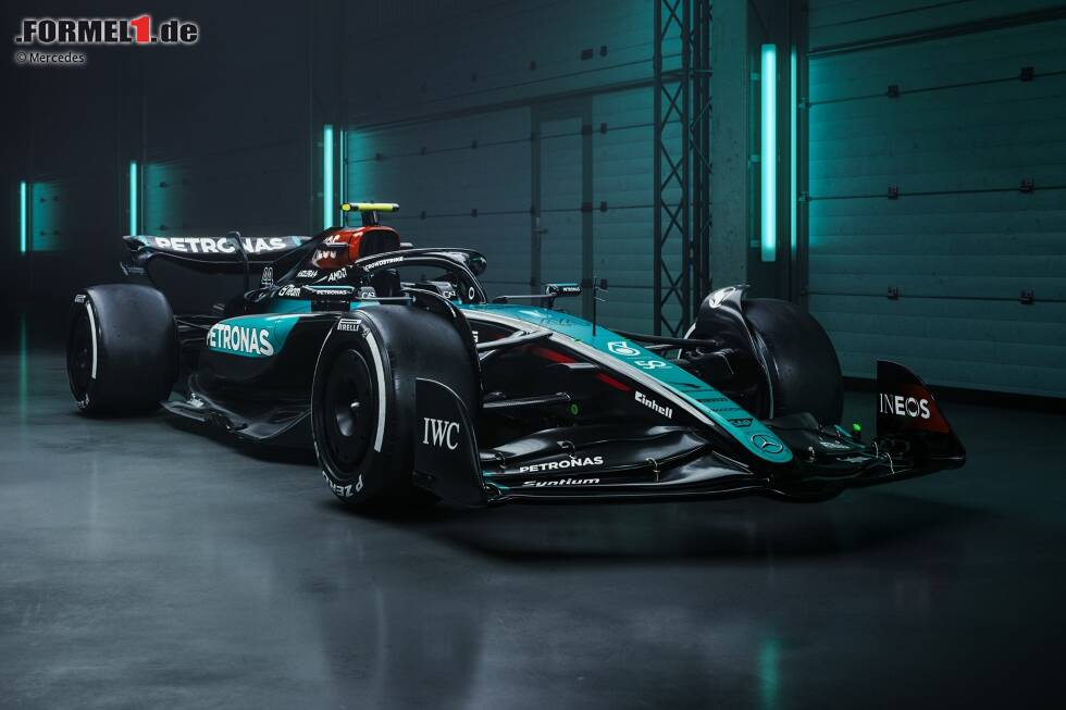 Foto zur News: Mercedes W15 mit Petronas-Sonderdesign für Singapur 2024