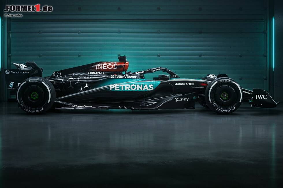 Foto zur News: Mercedes W15 mit Petronas-Sonderdesign für Singapur 2024