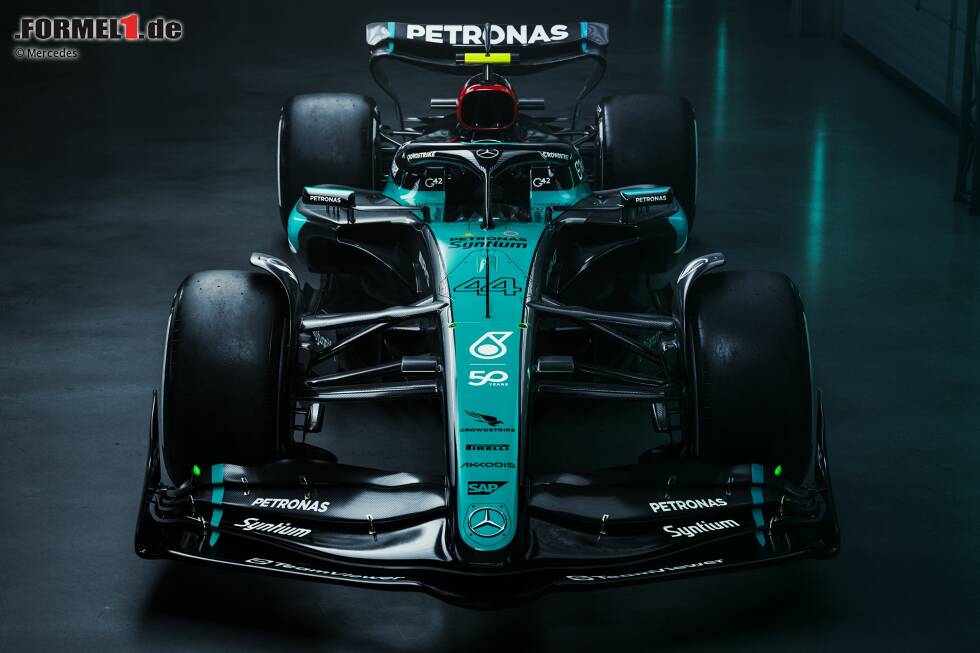 Foto zur News: Mercedes W15 mit Petronas-Sonderdesign für Singapur 2024