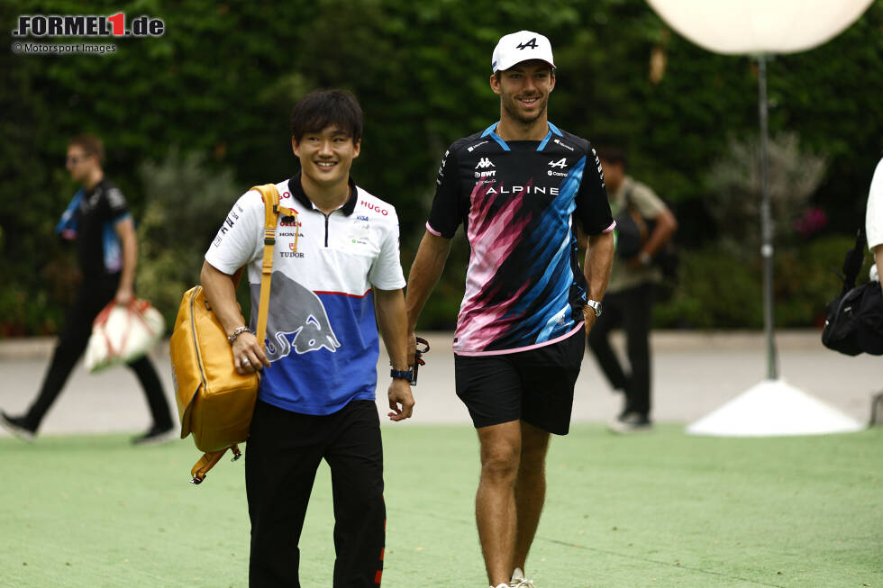 Foto zur News: Yuki Tsunoda (Racing Bulls) und Pierre Gasly (Alpine)