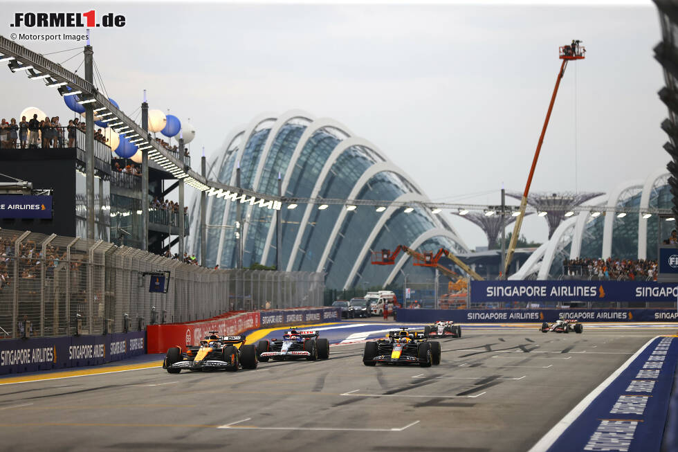 Foto zur News: Oscar Piastri (McLaren), Yuki Tsunoda (Racing Bulls) und Max Verstappen (Red Bull)