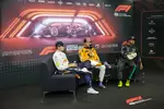 Foto zur News: Max Verstappen (Red Bull), Lando Norris (McLaren) und Lewis Hamilton (Mercedes)