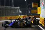 Foto zur News: Franco Colapinto (Williams) und Sergio Perez (Red Bull)