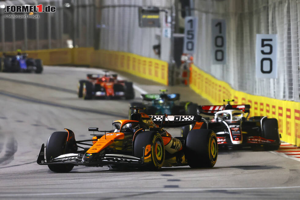 Foto zur News: Oscar Piastri (McLaren) und Nico Hülkenberg (Haas)