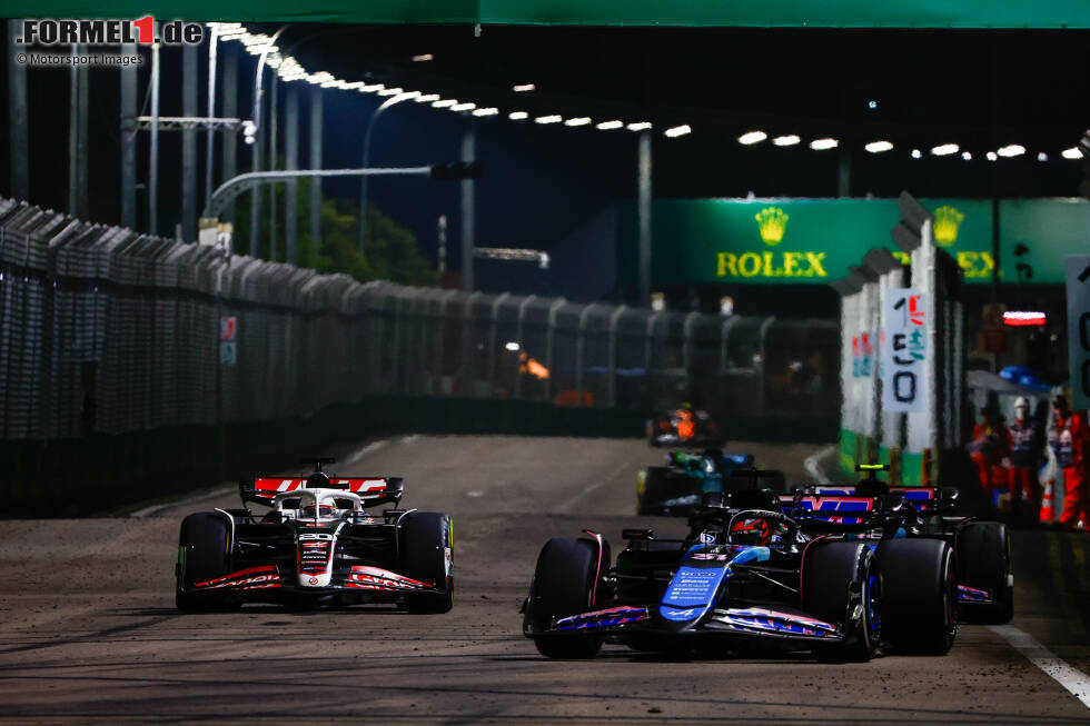 Foto zur News: Esteban Ocon (Alpine) und Kevin Magnussen (Haas)