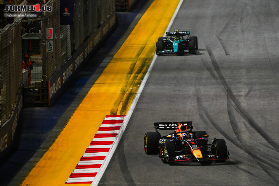 Foto zur News: Max Verstappen (Red Bull) und Lewis Hamilton (Mercedes)