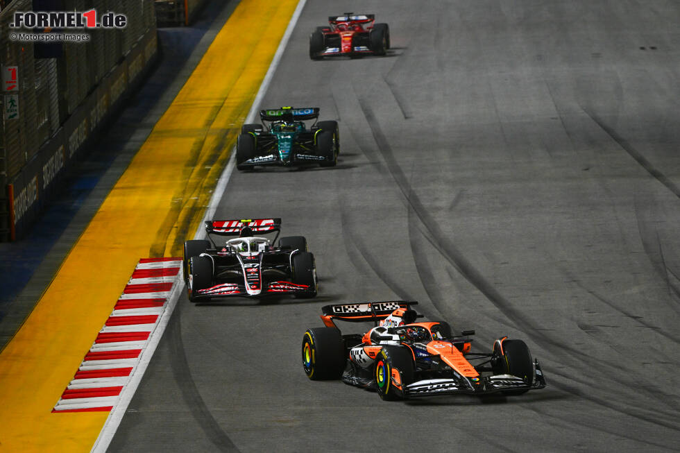 Foto zur News: Oscar Piastri (McLaren) und Nico Hülkenberg (Haas)