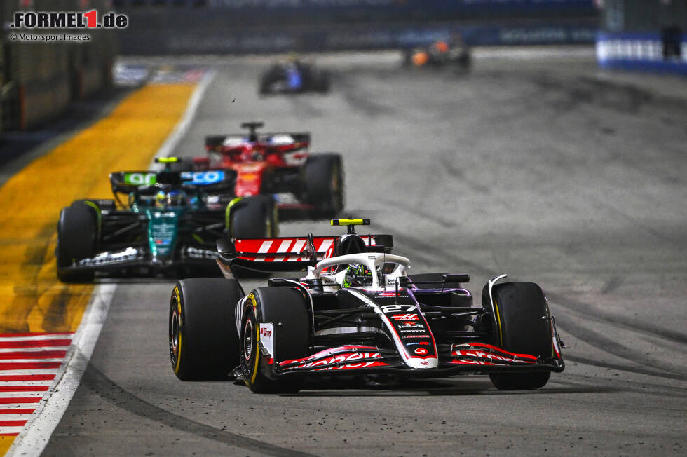 Foto zur News: Nico Hülkenberg (Haas) und Fernando Alonso (Aston Martin)