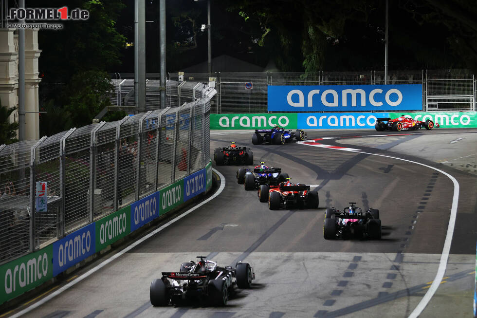 Foto zur News: Carlos Sainz (Ferrari), Esteban Ocon (Alpine) und Kevin Magnussen (Haas)