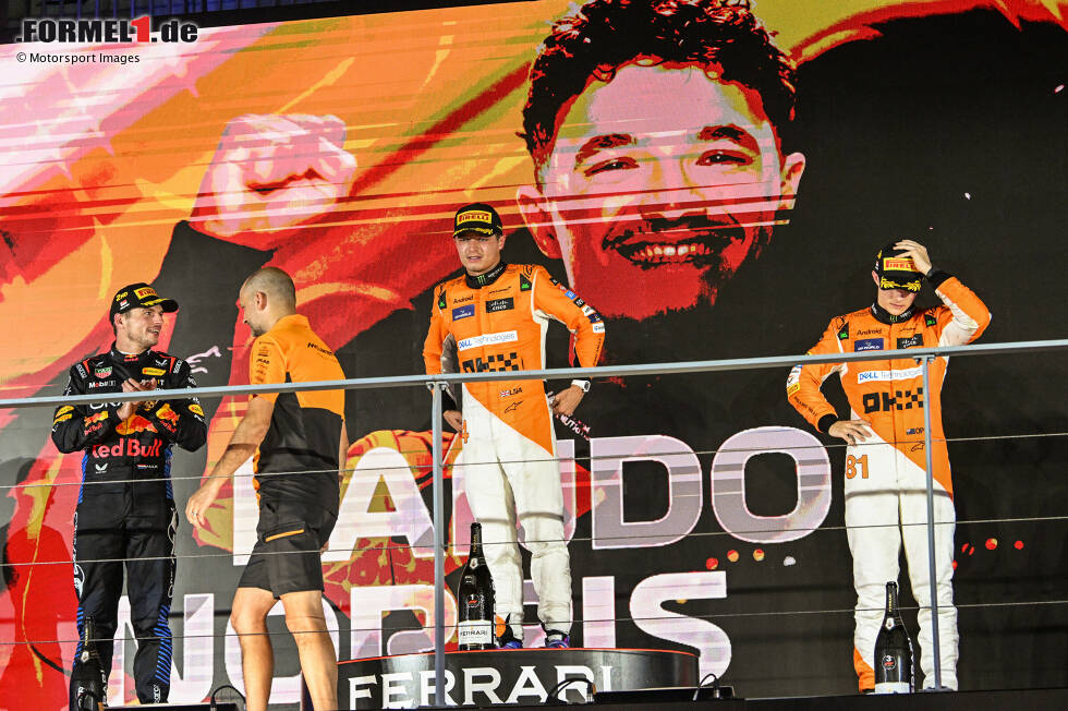 Foto zur News: Lando Norris (McLaren), Max Verstappen (Red Bull) und Oscar Piastri (McLaren)