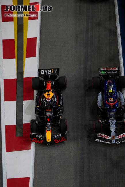 Foto zur News: Max Verstappen (Red Bull) und Yuki Tsunoda (Racing Bulls)