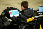 Foto zur News: Pirelli-Ingenieur in der Box