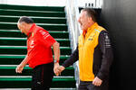 Foto zur News: Frederic Vasseur (Ferrari) und Zak Brown (McLaren)