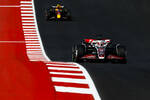 Foto zur News: Kevin Magnussen (Haas) und Sergio Perez (Red Bull)