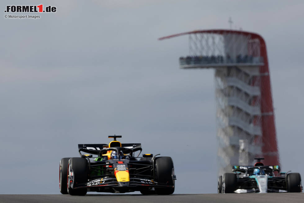 Foto zur News: Max Verstappen (Red Bull) und George Russell (Mercedes)