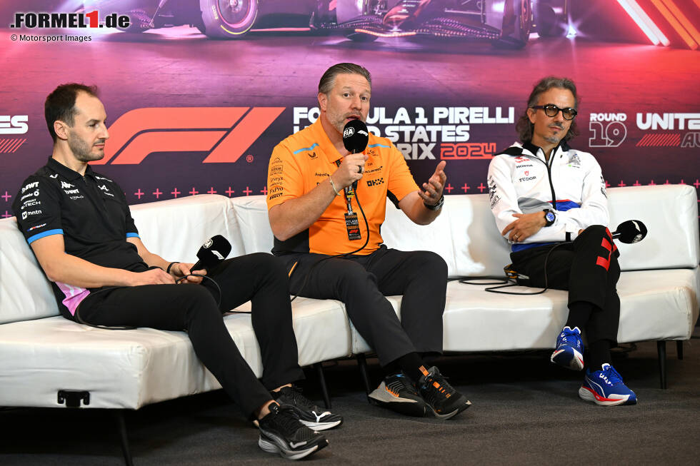 Foto zur News: FIA-Pressekonferenz mit Oliver Oakes (Alpine) Zak Brown (McLaren) und Laurent Mekies (Racing Bulls)